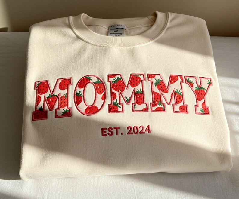 Mommy Strawberry Embroidered Appliqué Sweatshirt, Custom Strawberry Pattern Mom Crewneck, Cute Fruit Summer Gift for Her